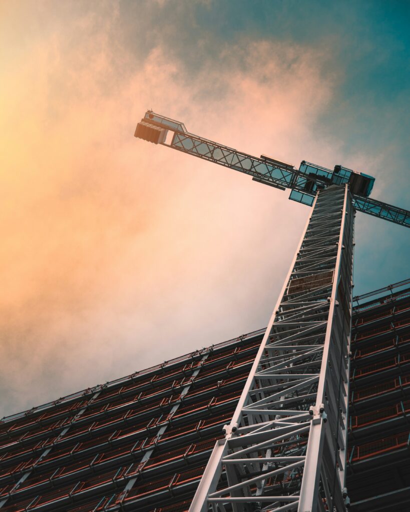 Foto eines Krans auf einer Baustelle